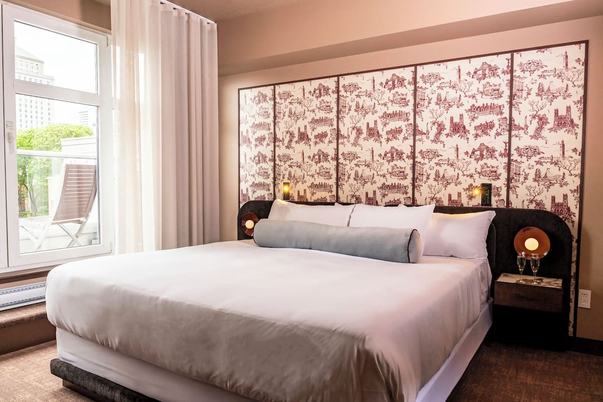 Superior Suite, 1 King Bed with Sofa bed (Penthouse Ville-Marie) | Premium bedding, minibar, in-room safe, blackout drapes