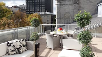 Suite, 1 King-Bett und Schlafsofa, Terrasse (Signature Suite with Rooftop Terrace) | Hochwertige Bettwaren, Zimmersafe, Schreibtisch, Verdunkelungsvorhänge