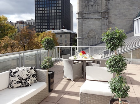 Superior Suite, 1 King Bed with Sofa bed (Penthouse du Vieux-Port) | Premium bedding, minibar, in-room safe, blackout drapes