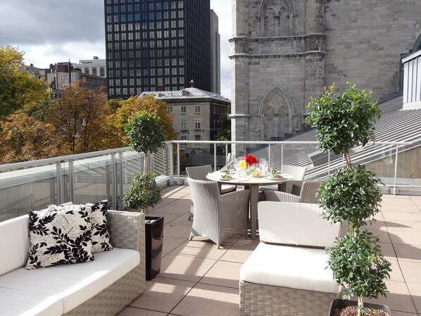 Suite, 1 très grand lit et 1 canapé-lit, terrasse (Signature Suite with Rooftop Terrace) | Literie de qualité supérieure, coffres-forts dans les chambres, bureau