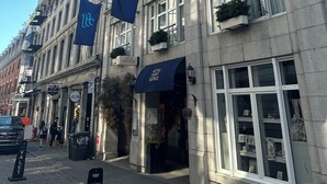 A historic building with multiple floors, large windows, and a sign for 'COUR SAINT SAIGNE'. - Hotel Saint-Sulpice (Montreal)
