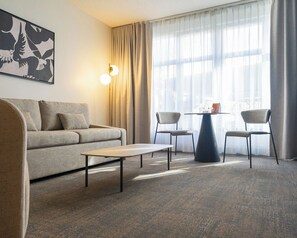 Superior Suite, 1 Queen Bed with Sofa bed (Appartement Saint-Paul) | Oppholdsområde | En 43-tommers LCD-TV med kabel-kanaler samt TV