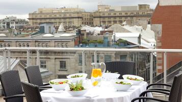 Breakfast, dinner, brunch served; French cuisine