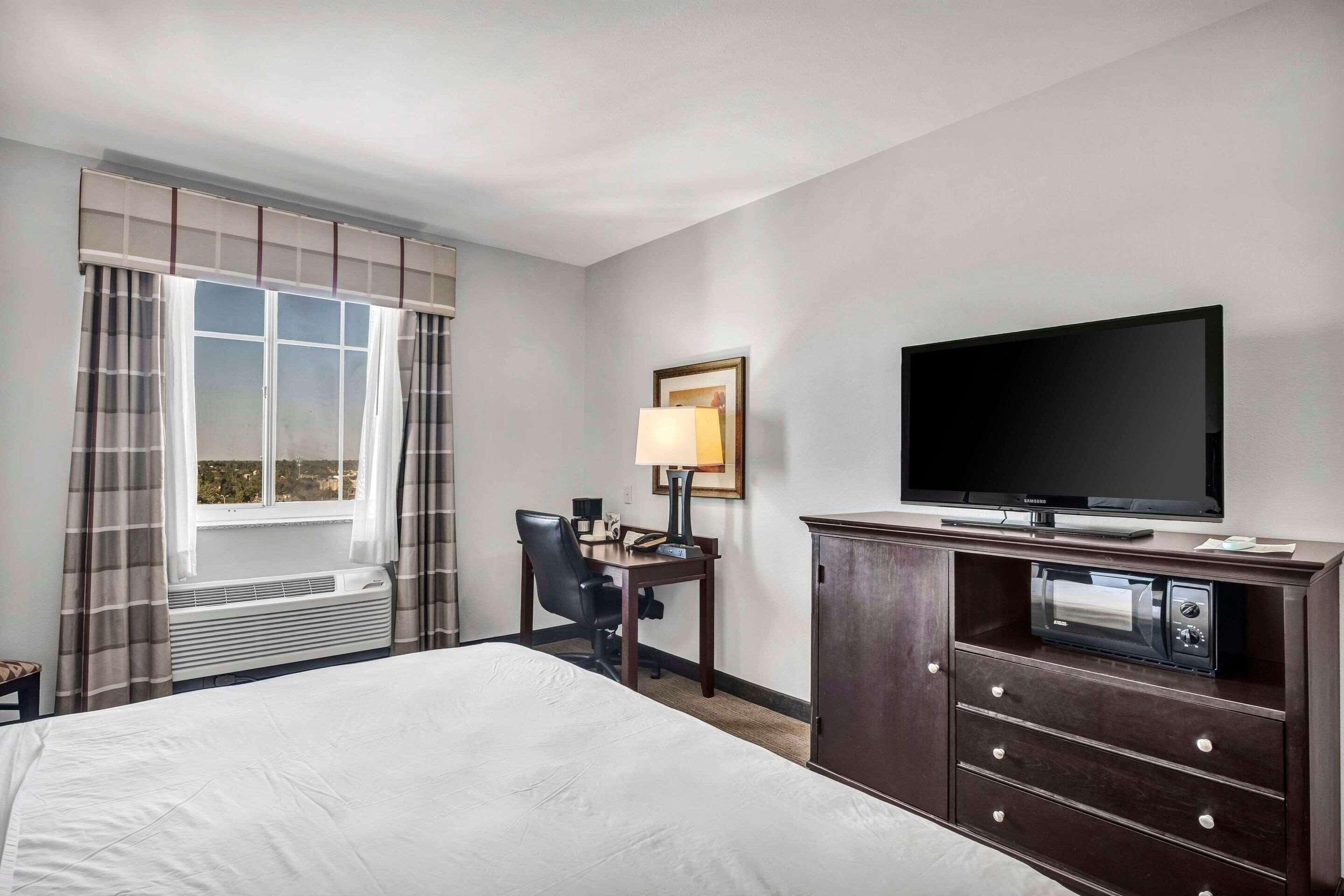 Premium bedding, in-room safe, individually furnished, desk