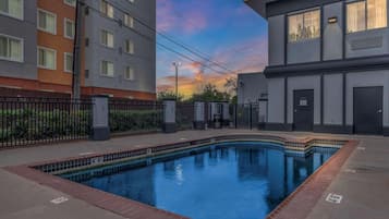 Een seizoensgebonden buitenzwembad