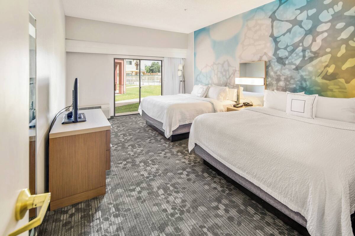 Luxe beddengoed, een kluis op de kamer, een bureau, een laptopwerkplek