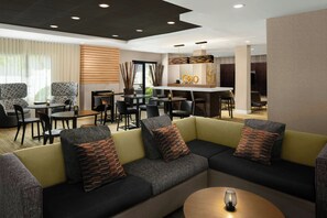 Breakfast served, American cuisine - Courtyard by Marriott Long Island MacArthur Airport (Ronkonkoma)