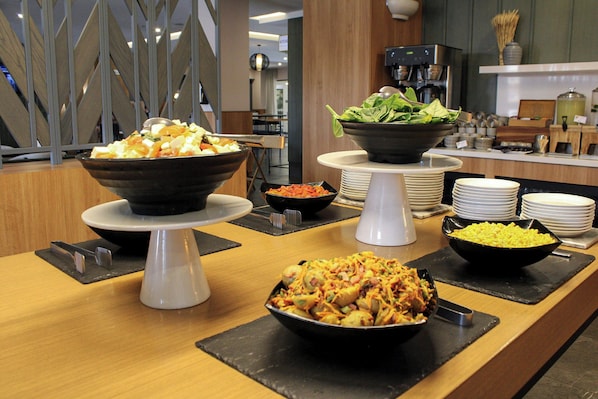 Bữa sáng buffet hàng ngày (23 USD/mỗi người)