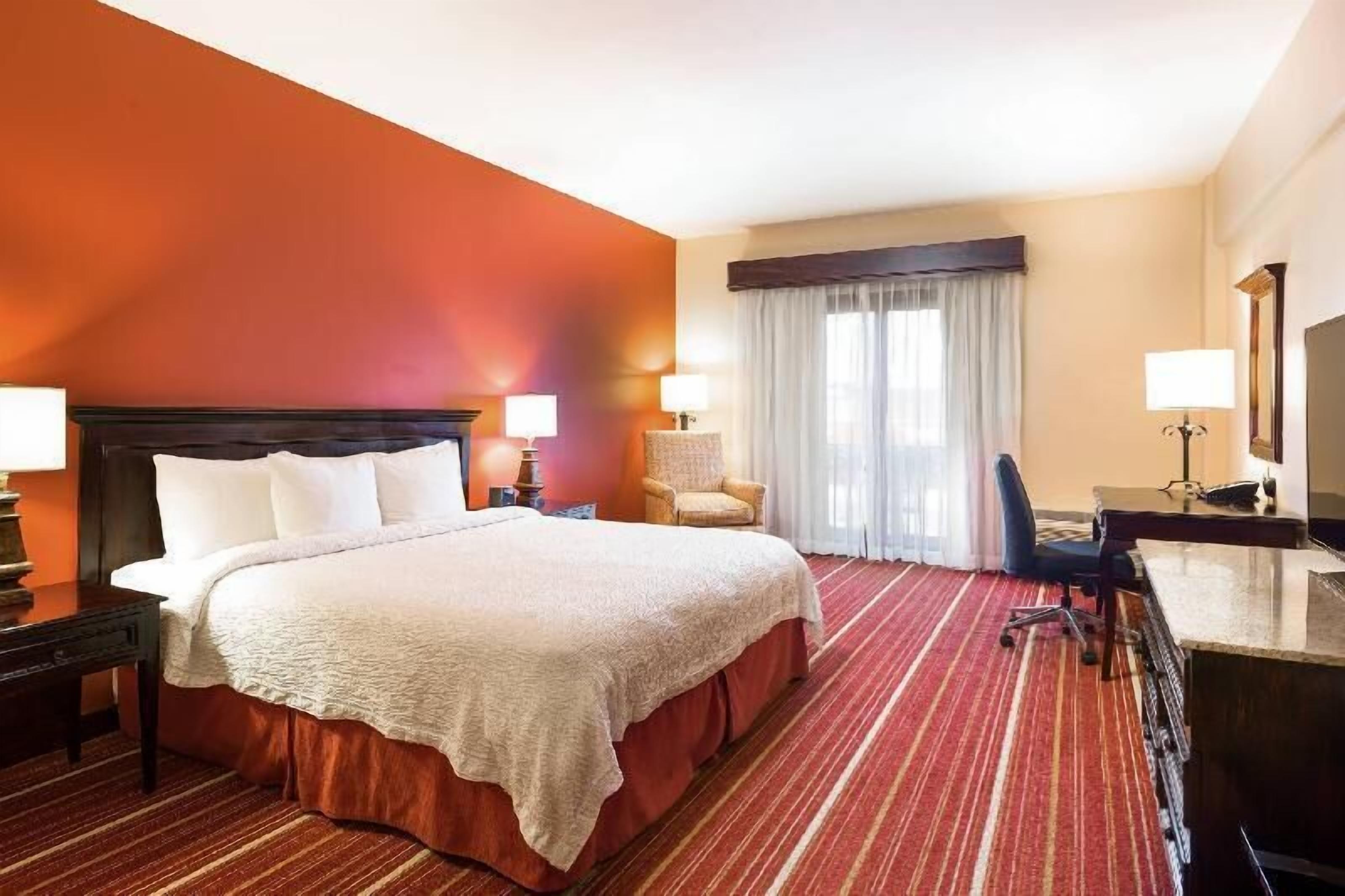 Sängtillbehör av högsta kvalitet och värdeförvaringsskåp på rummet