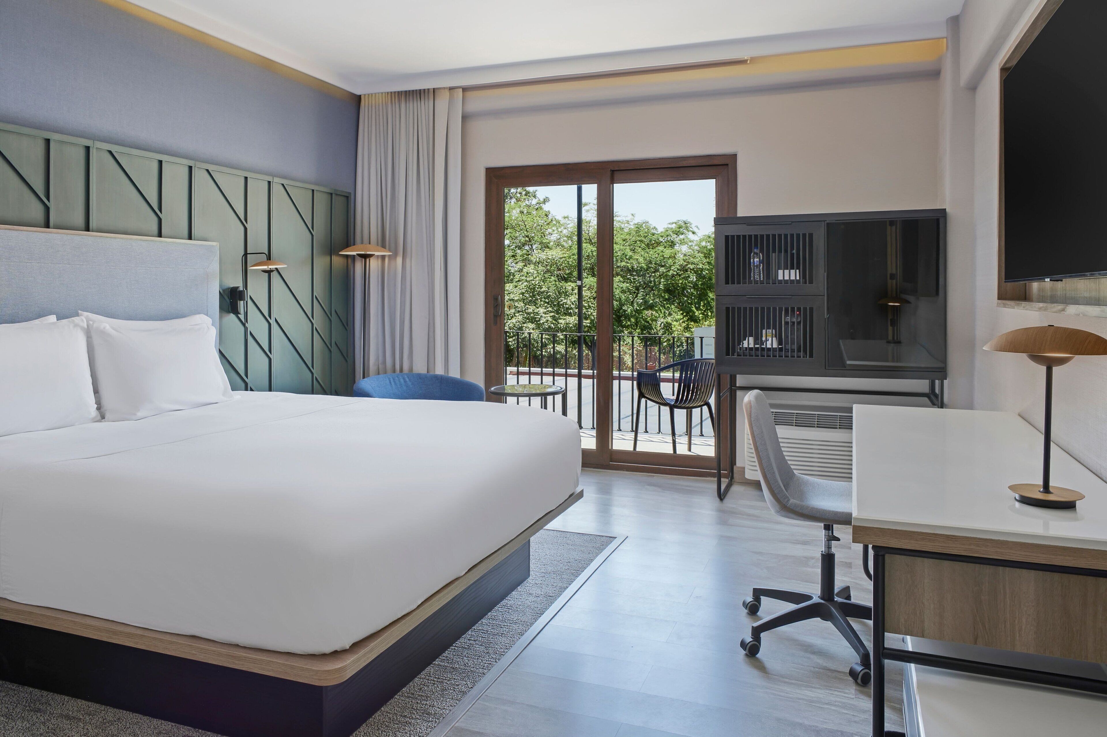 Sängtillbehör av högsta kvalitet och värdeförvaringsskåp på rummet