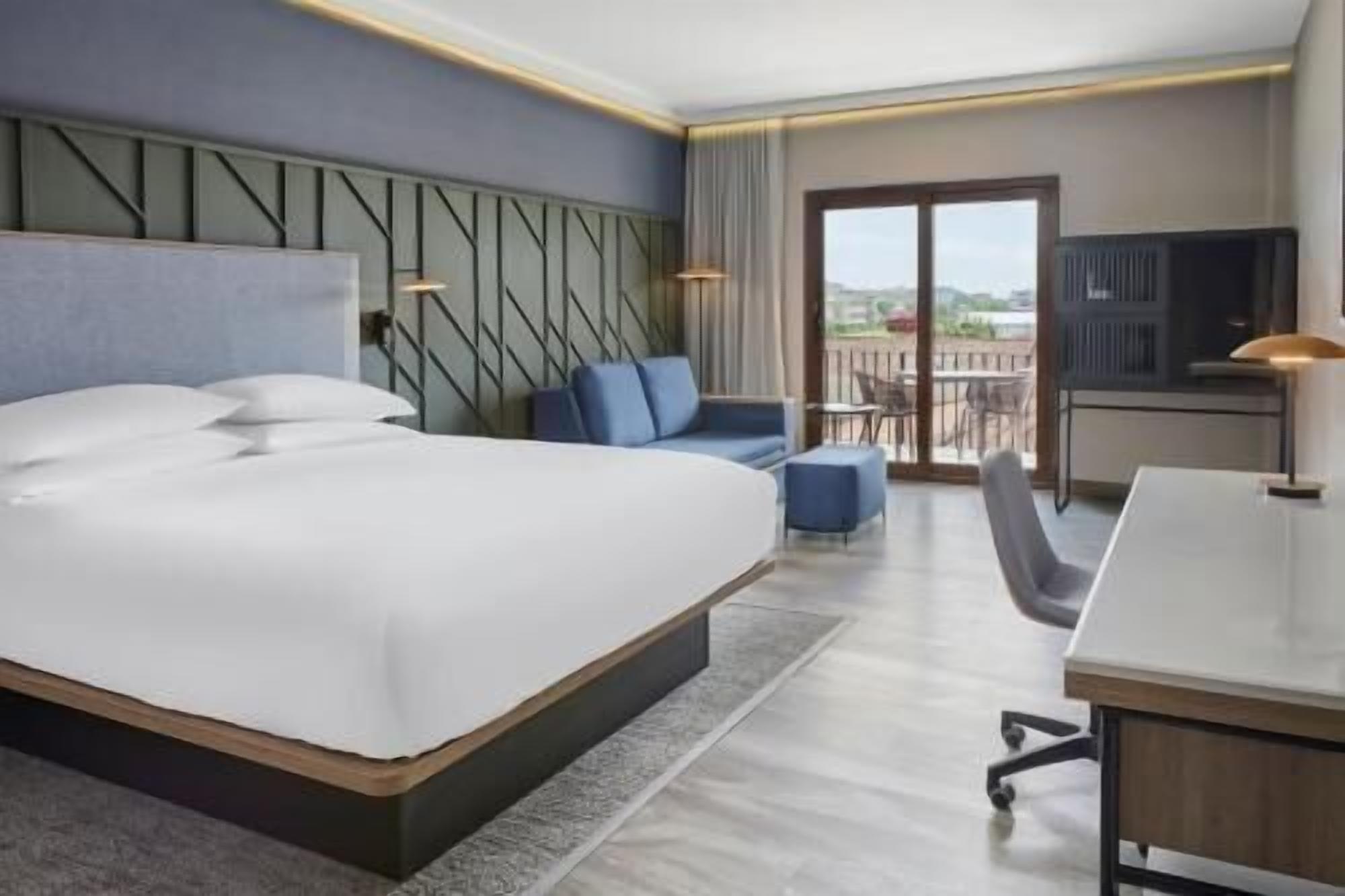 Sängtillbehör av högsta kvalitet och värdeförvaringsskåp på rummet