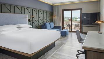 Suíte, 1 quarto | Roupas de cama premium, cofres nos quartos, escrivaninha