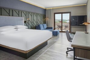 Suíte, 1 quarto | Roupas de cama premium, cofres nos quartos, escrivaninha