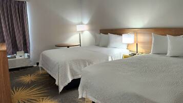 Habitación estándar, 2 camas de matrimonio, no fumadores, frigorífico y microondas | Caja fuerte, wifi gratis, ropa de cama