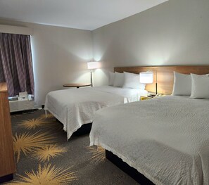 Quarto standard, 2 camas Queen, para não fumantes, geladeira e micro-ondas | 1 quarto, cofres nos quartos, Wi-Fi de cortesia, roupa de cama