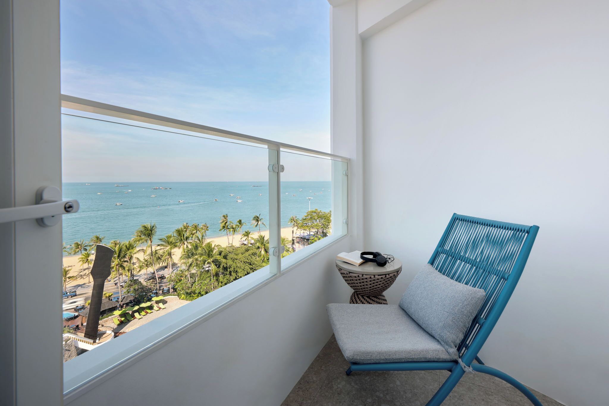 Deluxe Room with Balcony and Sea View - Newly Renovated | 미니바, 객실 내 금고, 다리미/다리미판, 무료 WiFi