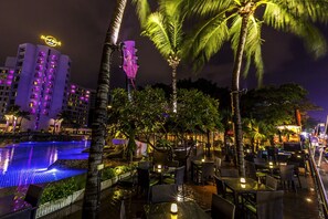 Front of property – evening/night - Hard Rock Hotel Pattaya (Pattaya)