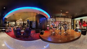 Bar à cocktail, vue sur la piscine, ouvert tous les jours