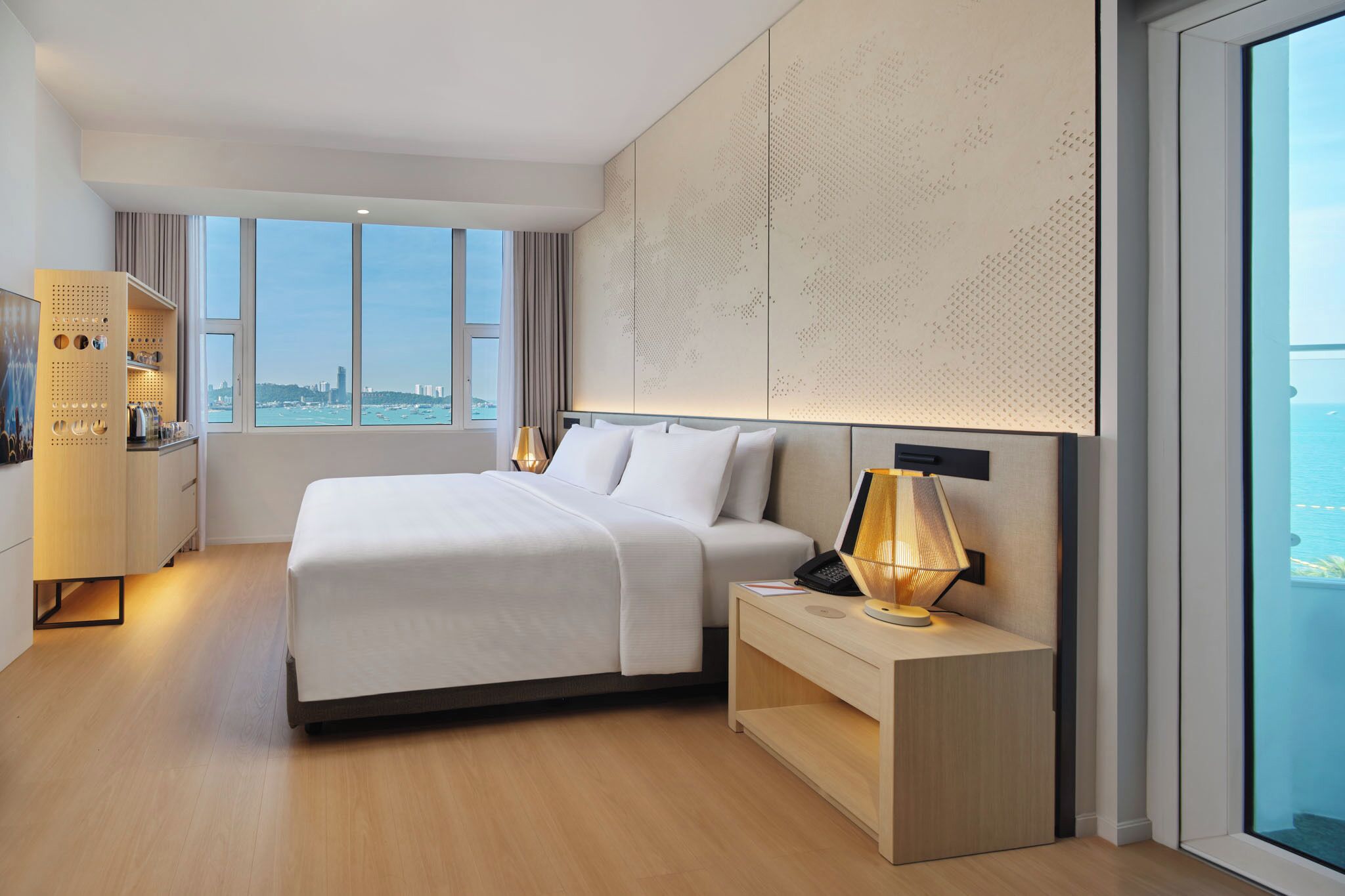 Deluxe Room with Balcony and Sea View - Newly Renovated | Minibar, caja fuerte, tabla de planchar con plancha y wifi gratis