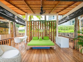 Una piscina al aire libre, camas de piscina con cargo, sombrillas