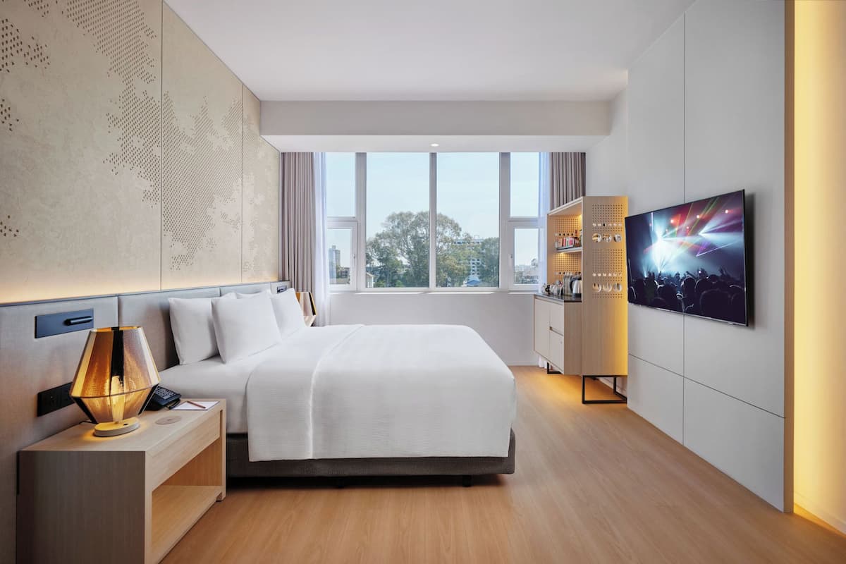 Deluxe Room with Balcony | Minibar, két bảo mật tại phòng, bàn ủi/dụng cụ ủi quần áo