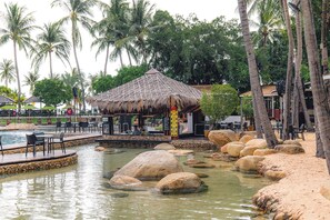 Poolside bar - Hard Rock Hotel Pattaya (Pattaya)