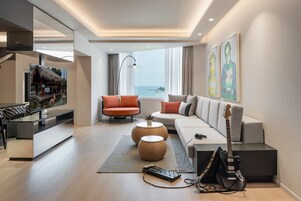 Platinum Suite - Newly Renovated | Minibar, in-room safe, iron/ironing board, free WiFi