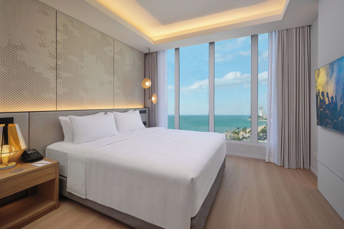 Platinum Suite | Minibar, in-room safe, iron/ironing board (on request), free WiFi
