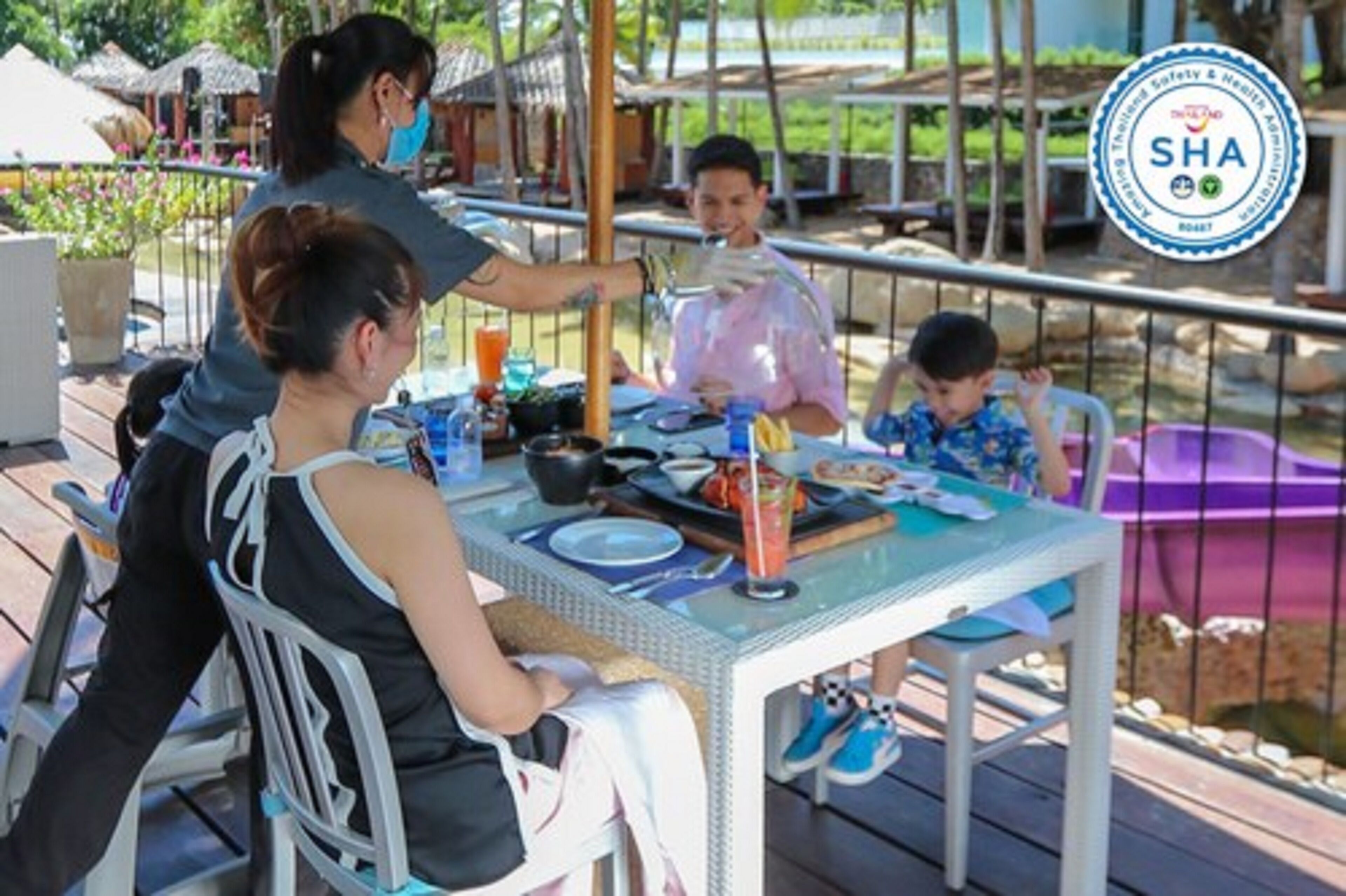 2 restaurants, breakfast, lunch, dinner served; international cuisine