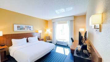 Cofres nos quartos, escrivaninha, ferros/tábuas de passar roupa