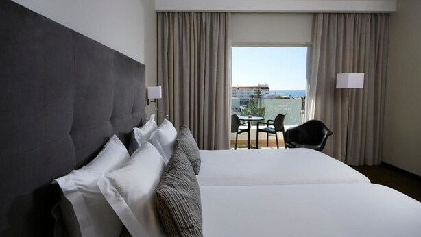 Minibar, in-room safe, soundproofing, free WiFi - Alcazar Hotel & SPA (Vila Real Santo Antonio)