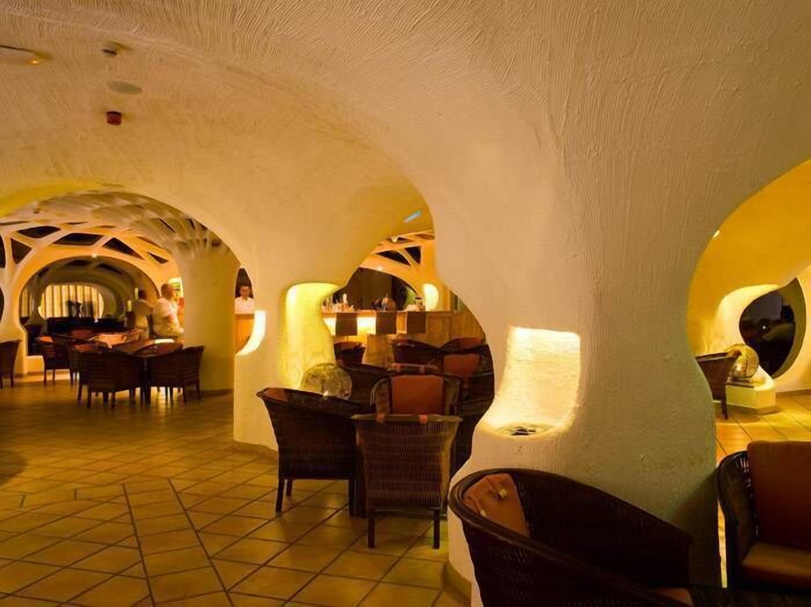 مطعم بإطلالات على حمّام السباحة، يقدم الفطور والغداء