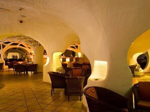 vue sur la piscine, sert le petit déjeuner et le déjeuner