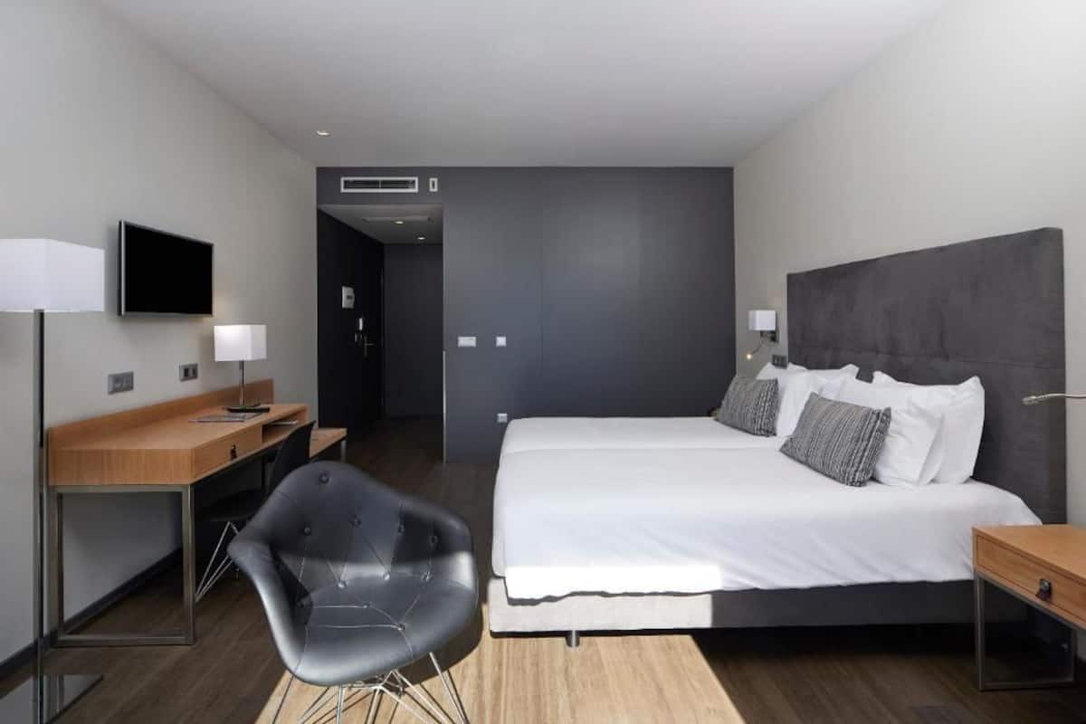 มินิบาร์, ตู้นิรภัยในห้องพัก, ห้องเก็บเสียง, Wi-Fi ฟรี