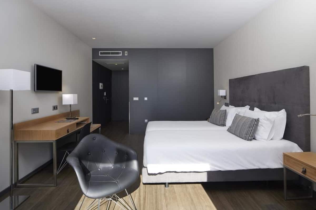 Minibar, in-room safe, soundproofing, WiFi (free)