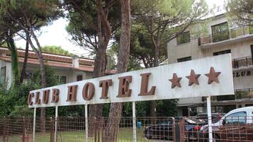 A sign for a club hotel with three stars.