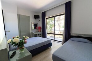 Cubrecamas, escritorio, wifi gratis y ropa de cama 