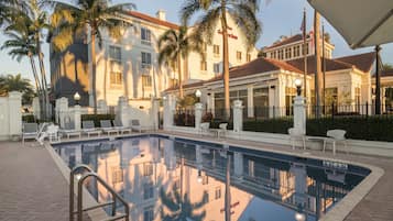 Outdoor pool, sun loungers