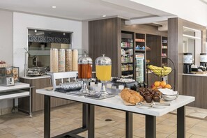 Desayuno para llevar todos los días (USD 16.00 por persona) 