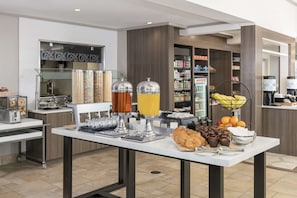 Desayuno para llevar todos los días (USD 16.00 por persona)