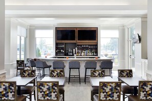 Bar-salon, restaurant en plein air, ouvert tous les jours