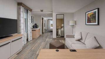 Suite – junior, 1 kingsize-seng, ikke-røyk | Oppholdsområde | En 36-tommers LCD-TV med kabel-kanaler samt TV