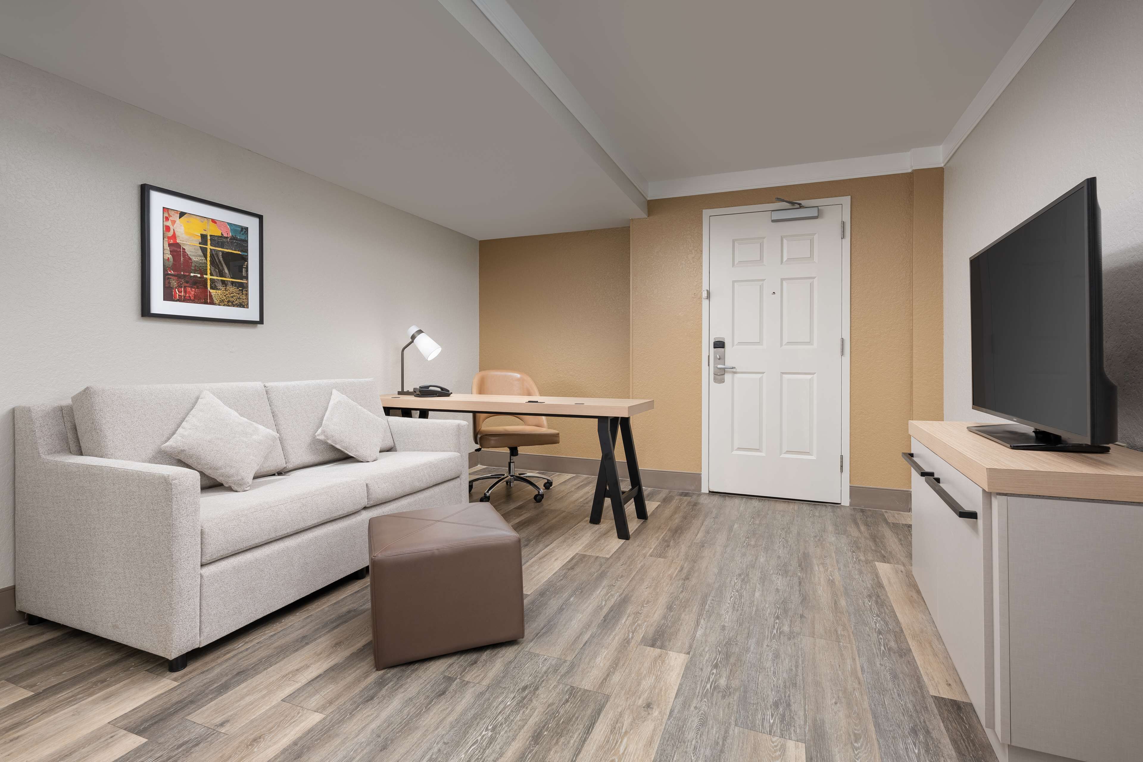 junior suite, 1 king bed, non smoking | premium bedding, down duvets, in-room safe, desk