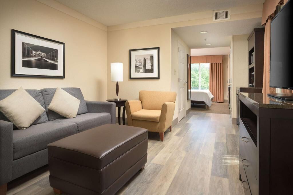 Premium bedding, down comforters, in-room safe, desk