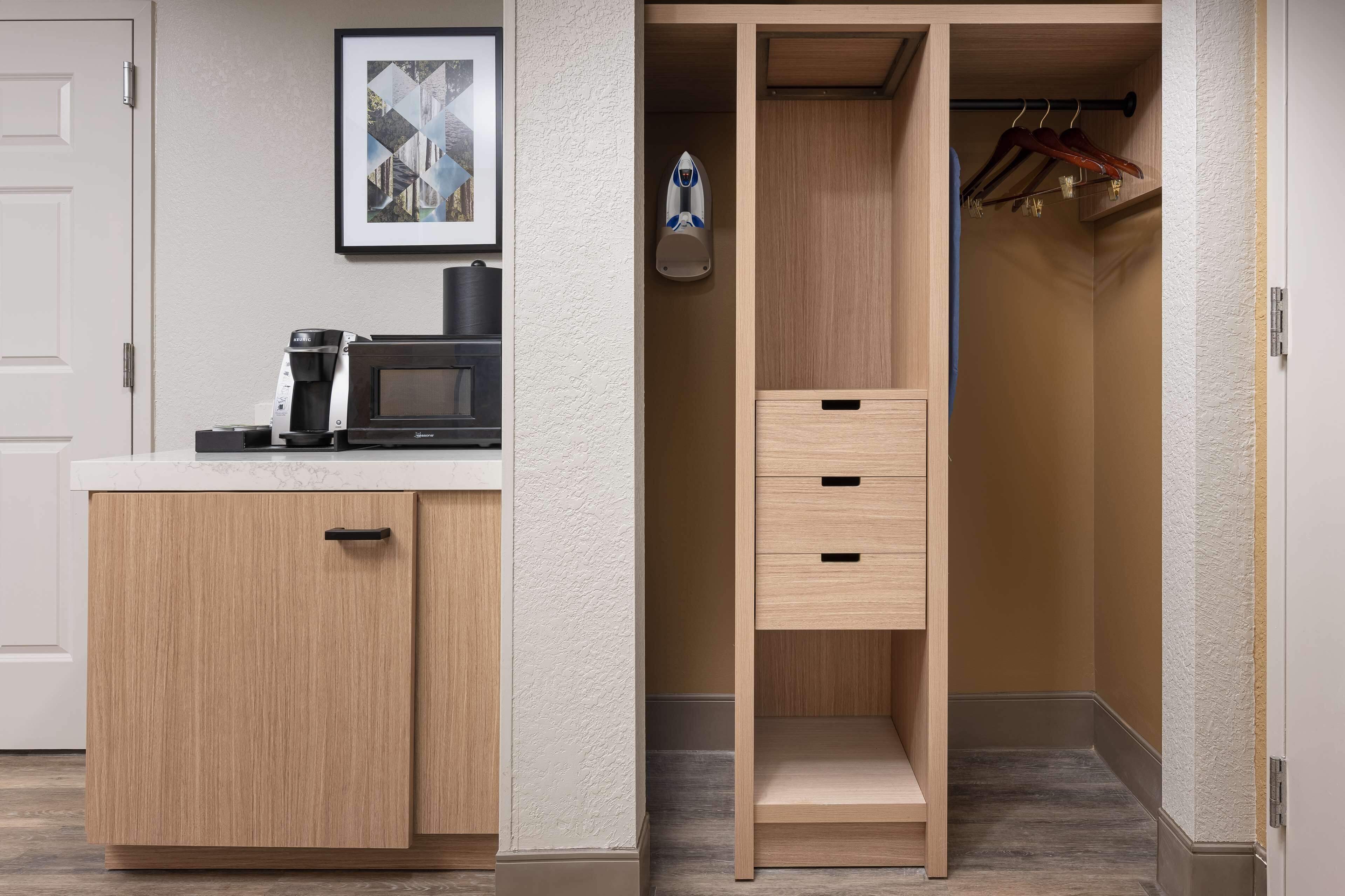 premium bedding, down duvets, in-room safe, desk