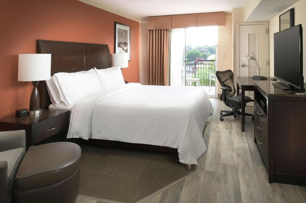Premium bedding, down comforters, in-room safe, desk