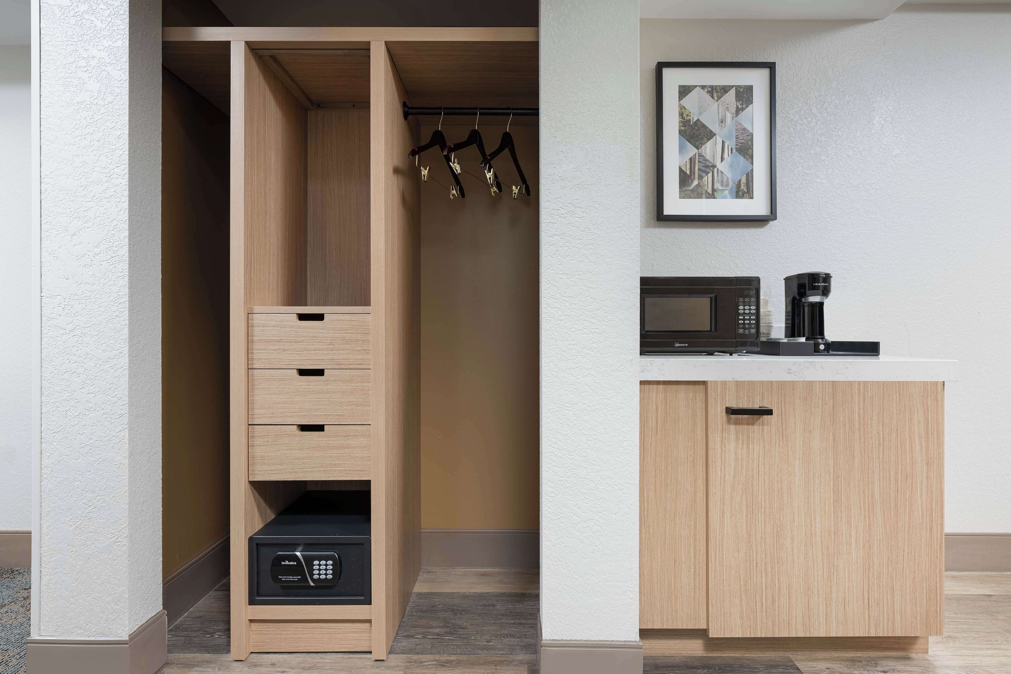 premium bedding, down duvets, in-room safe, desk