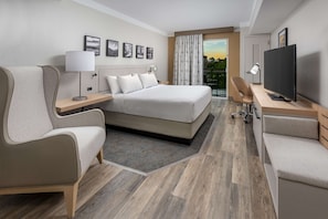 Room, 1 King Bed, Non Smoking, Balcony | Premium bedding, down duvets, in-room safe, desk - Hilton Garden Inn Chattanooga Downtown (Chattanooga)