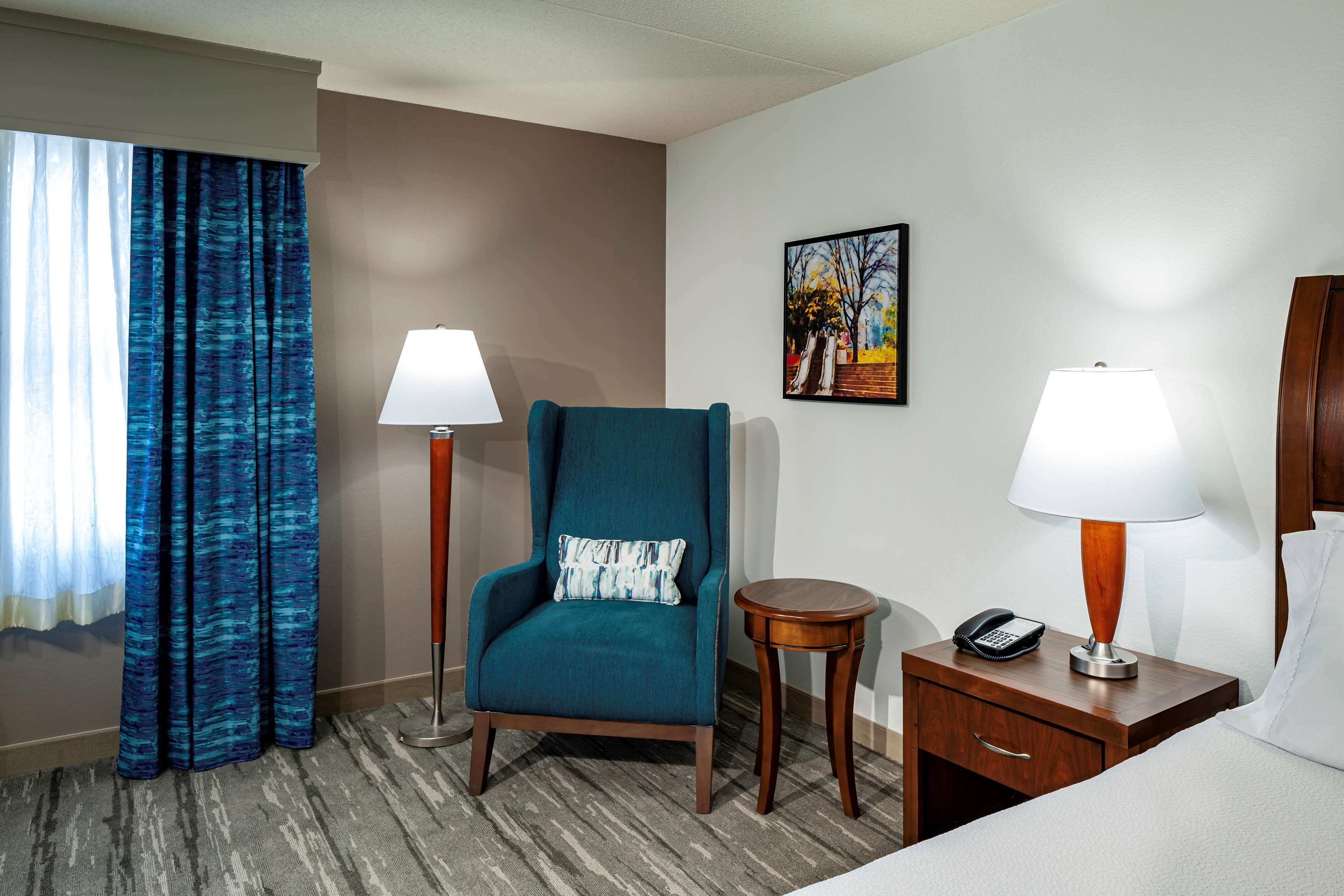 premium bedding, down duvets, in-room safe, desk