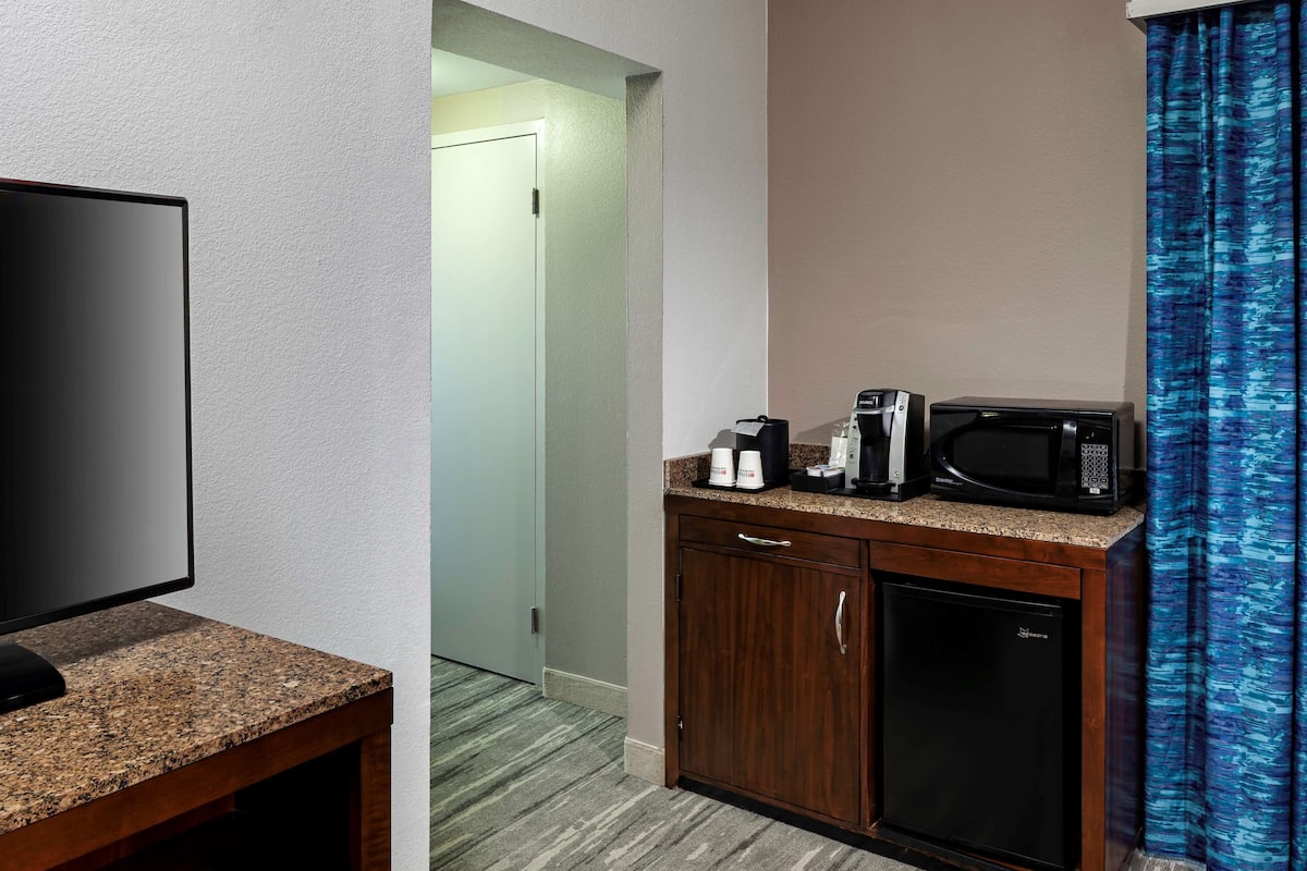 suite, accessible | premium bedding, down duvets, in-room safe, desk